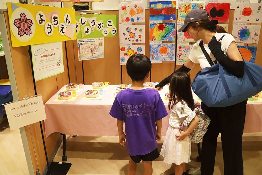 展示を観覧する親子の画像