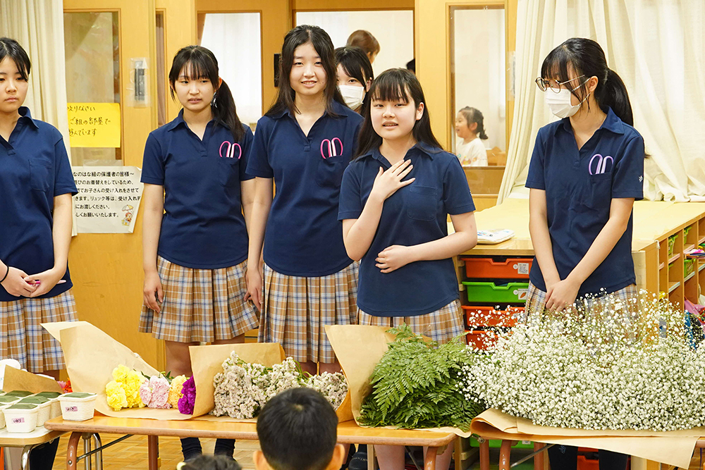 品川女子学院の生徒が自己紹介を行っている写真