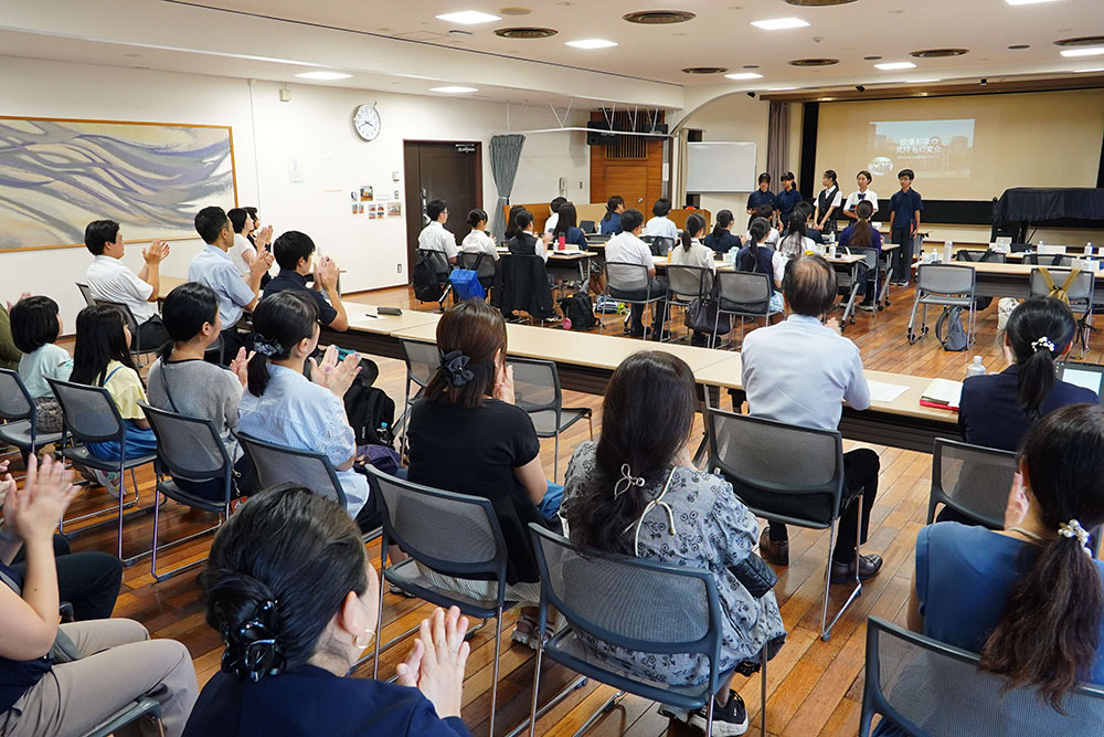 見学に訪れた教員保護者の写真