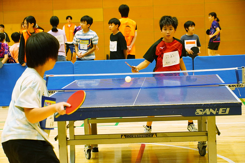 決勝戦でラリーが続いている写真