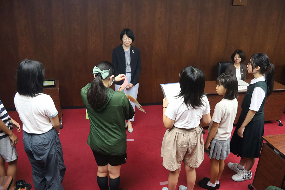 意見を発表する画像