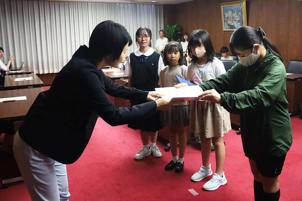意見書を手渡す画像