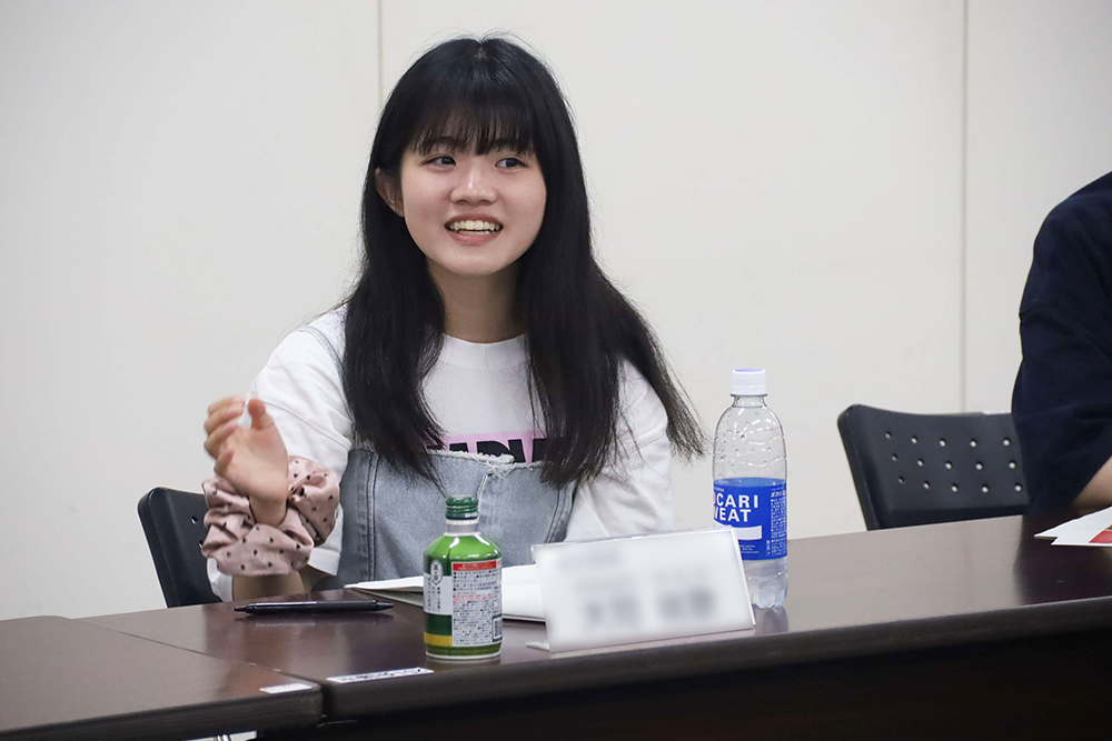 意見を述べる委員の画像