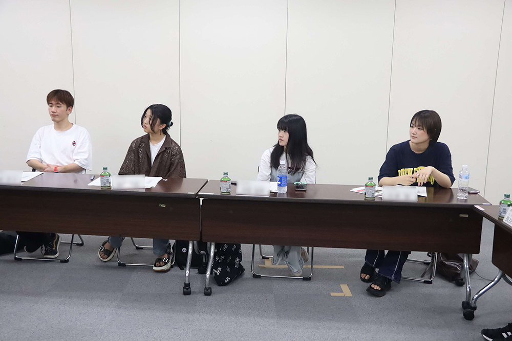話を聞く実行委員の画像