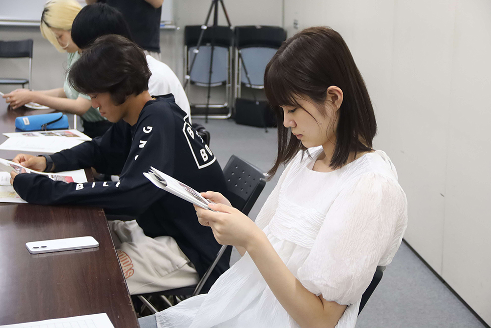 資料を見る委員の画像