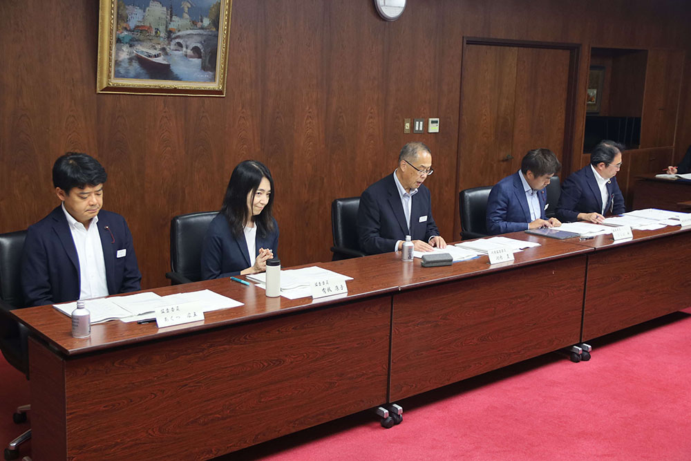 報告をする監査委員の写真