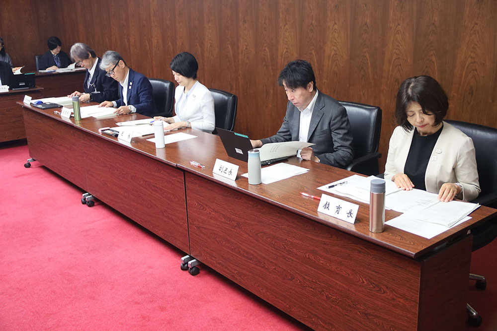 報告を受ける森澤区長達の写真