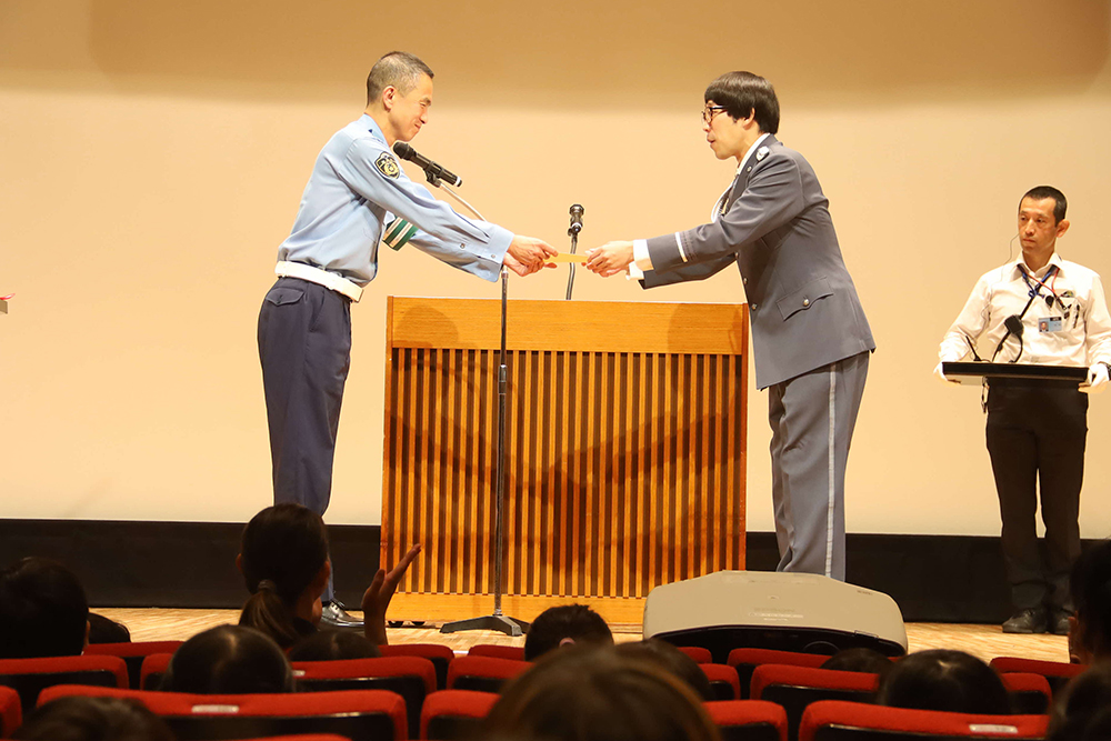 ひょっこりはんを1に警察署長に任命する画像
