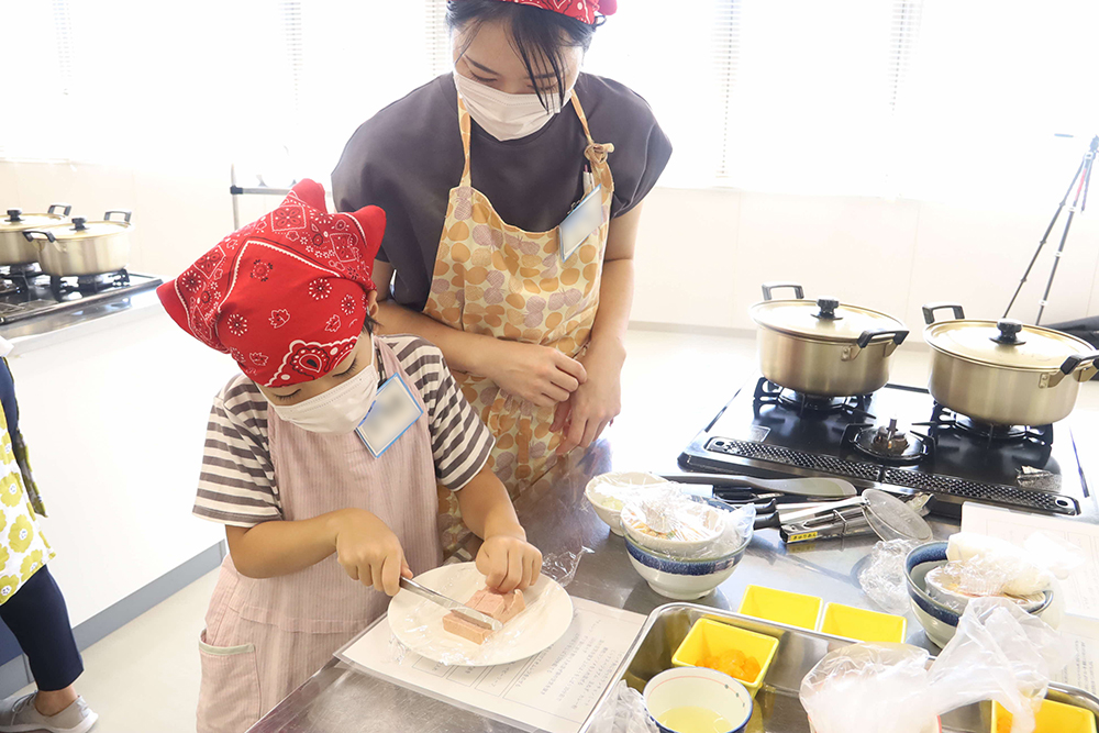料理する親子の画像