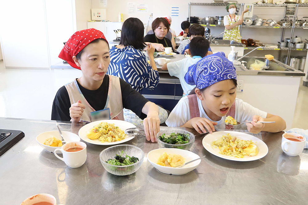 試食する親子の画像