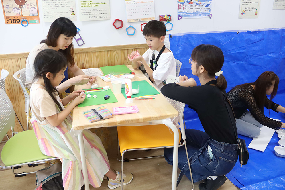 クラフト体験で粘土細工を作る親子の画像
