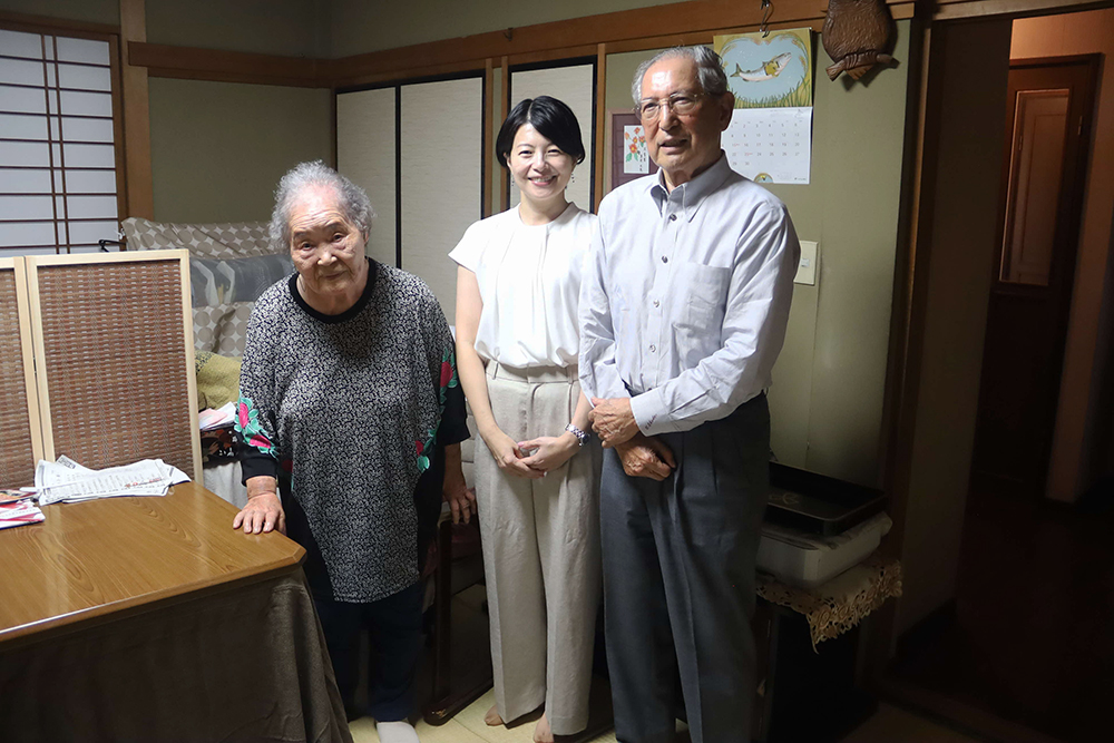 記念撮影する画像