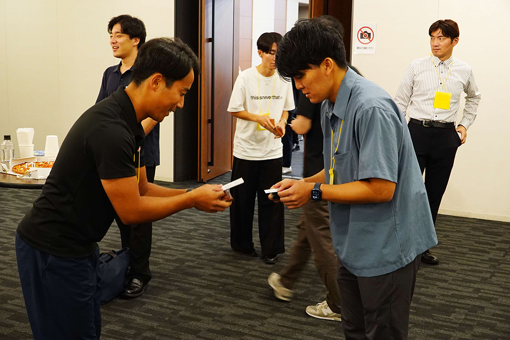 受講者が名刺交換をしている様子