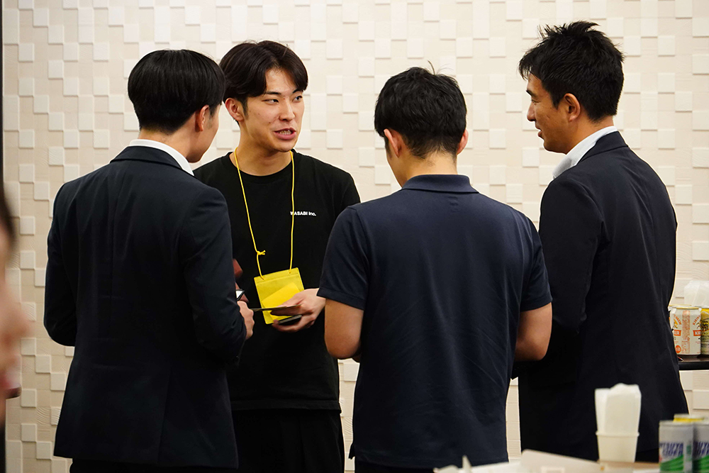 受講者同士が懇談をしている様子の写真