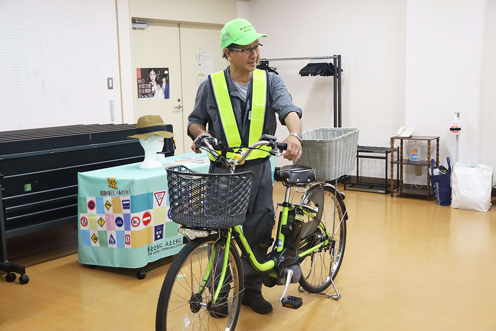 自転車の点検方法を教える画像