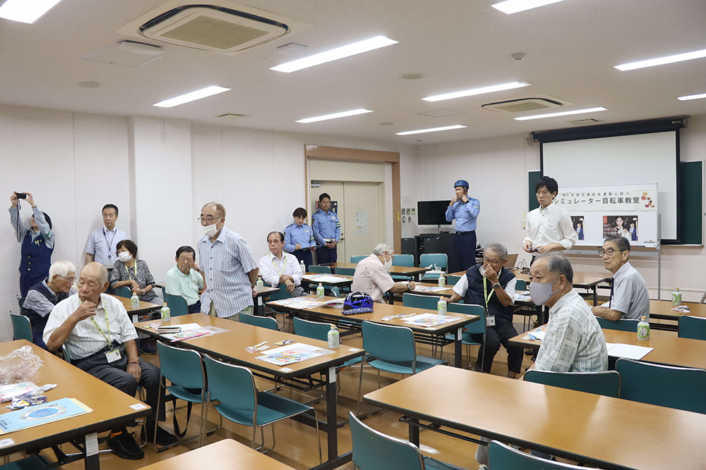 話を聞く参加者の画像