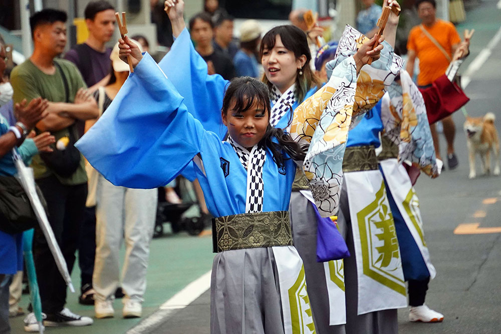よさこい祭りの様子の写真