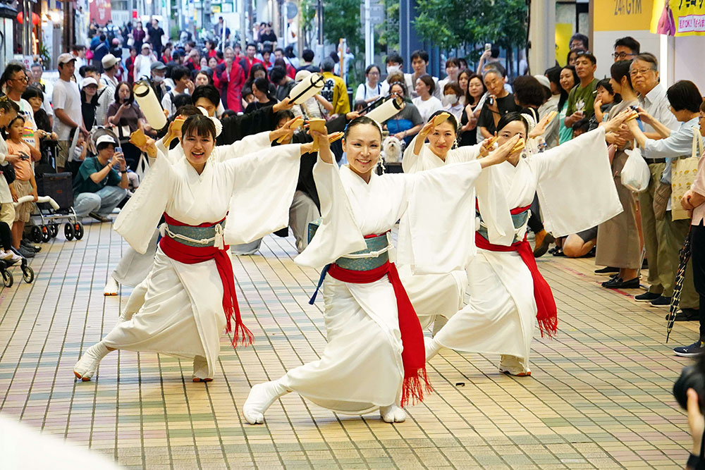 よさこい祭りの様子の写真