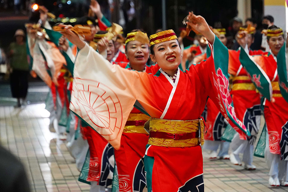 よさこい祭りの様子の写真