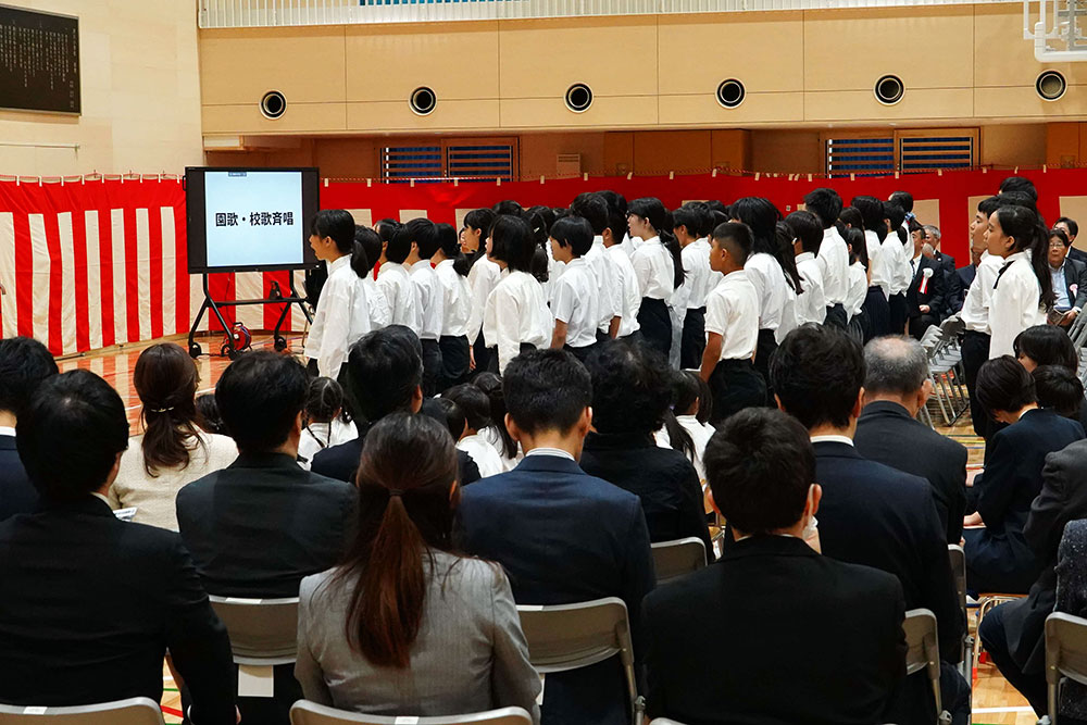 園歌・校歌斉唱の写真