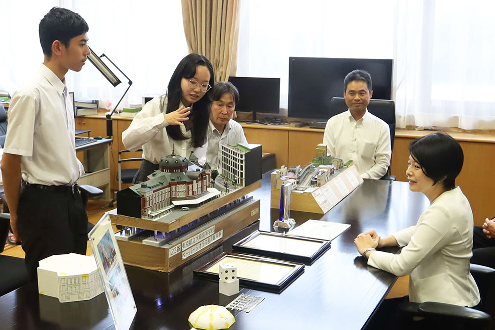 生徒から説明を受ける森澤区長の画像