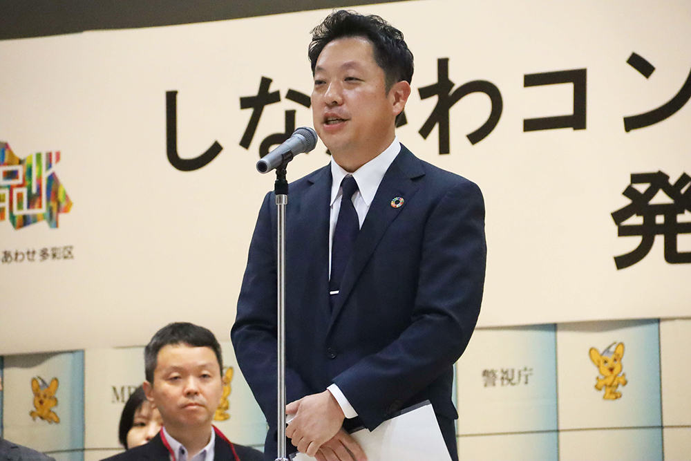 コンビニ店代表者が挨拶をしている写真