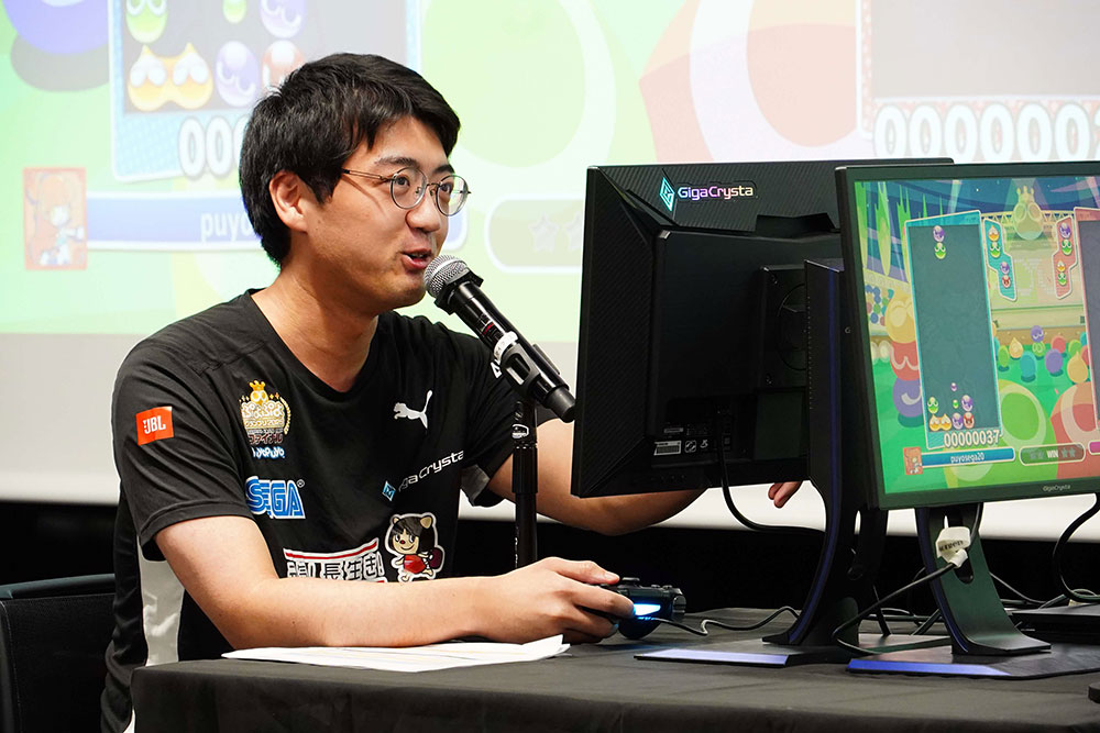 戦い方を実演するデルタ選手の写真