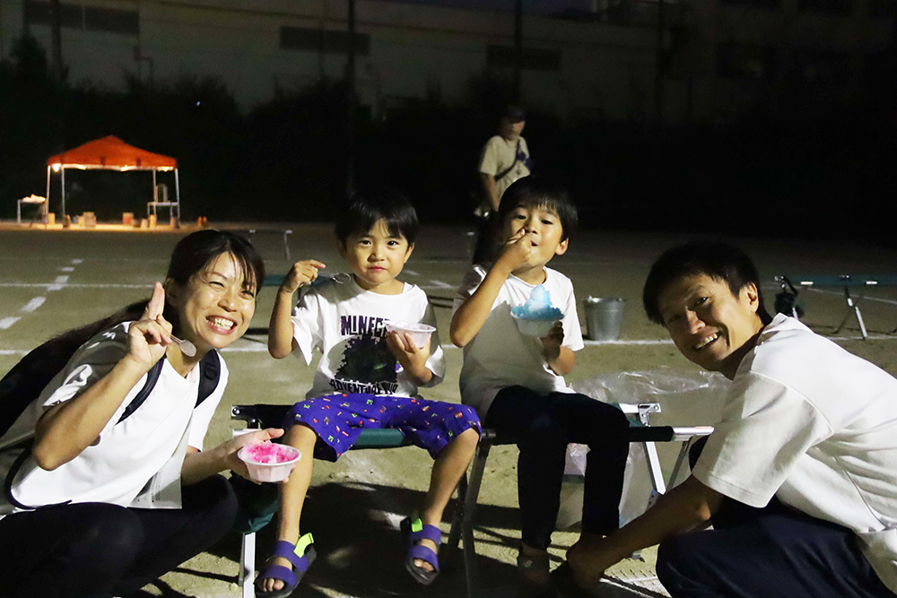 かき氷を食べる親子の画像