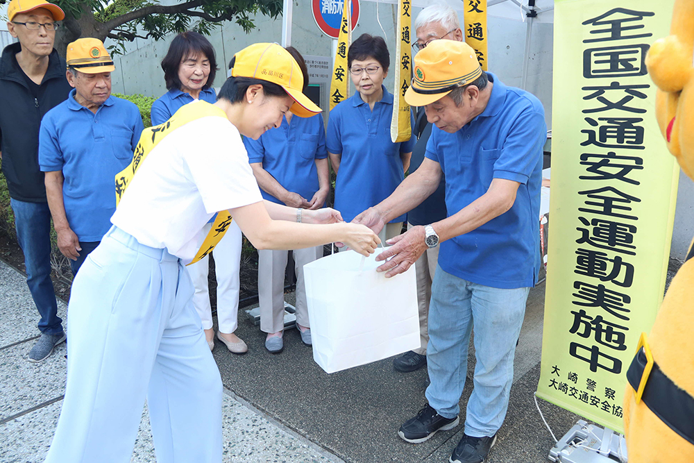 啓発グッズを渡す森澤区長の画像