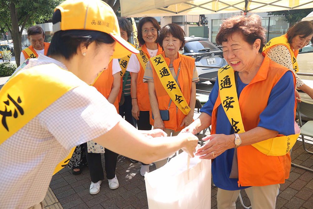 啓発グッズを渡す森澤区長の画像