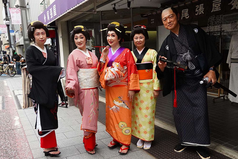 江戸の町人に扮する人々の写真