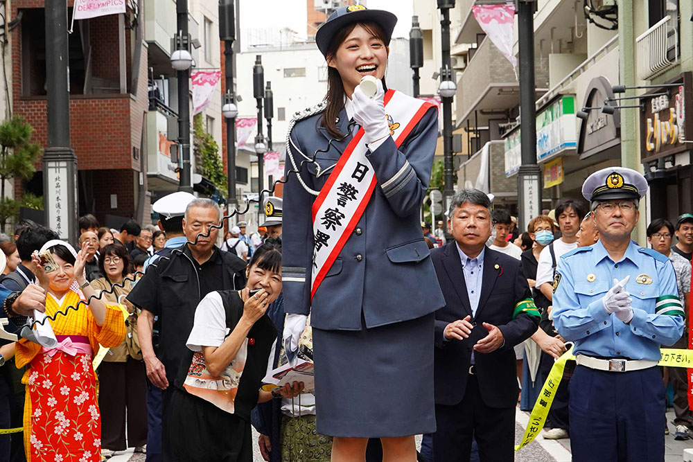 品川警察署1日署長が挨拶をしている写真