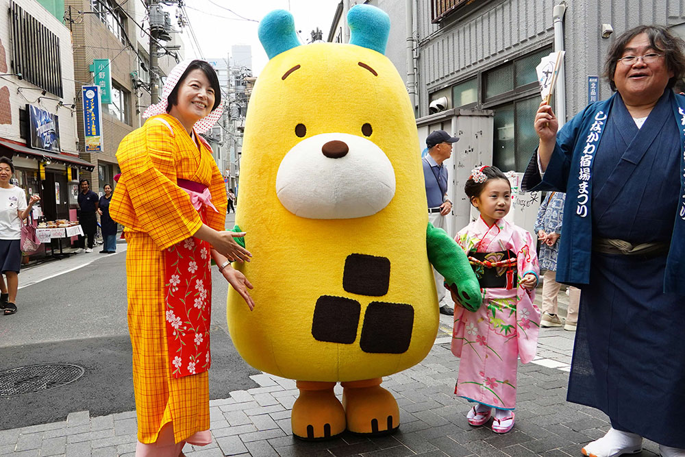 しながワンと森澤区長の写真