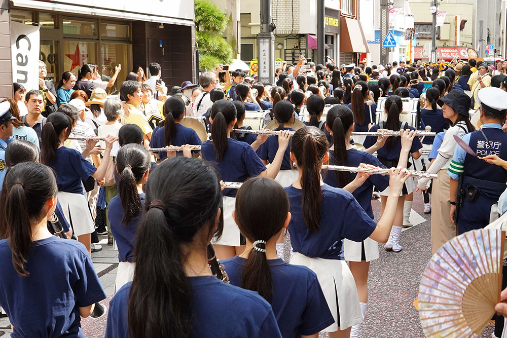 品川女子学院吹奏楽部がパレードをしている写真
