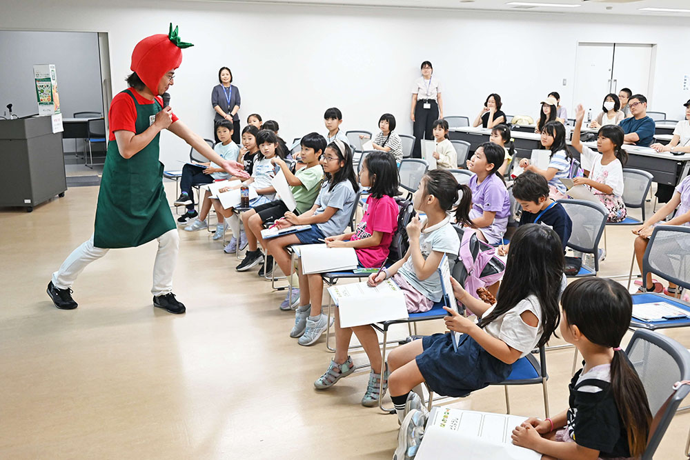 講演会の様子を引きで撮った写真