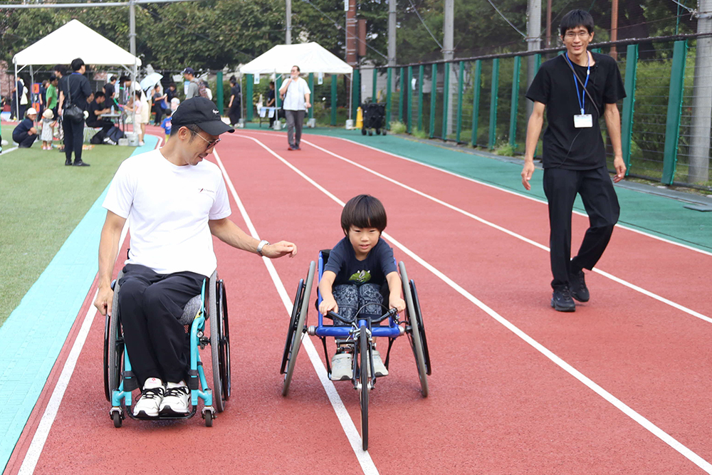 車いすマラソンを体験する子どもの画像