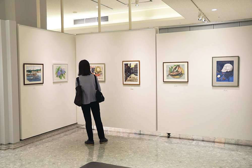 作品を見学する来館者の画像