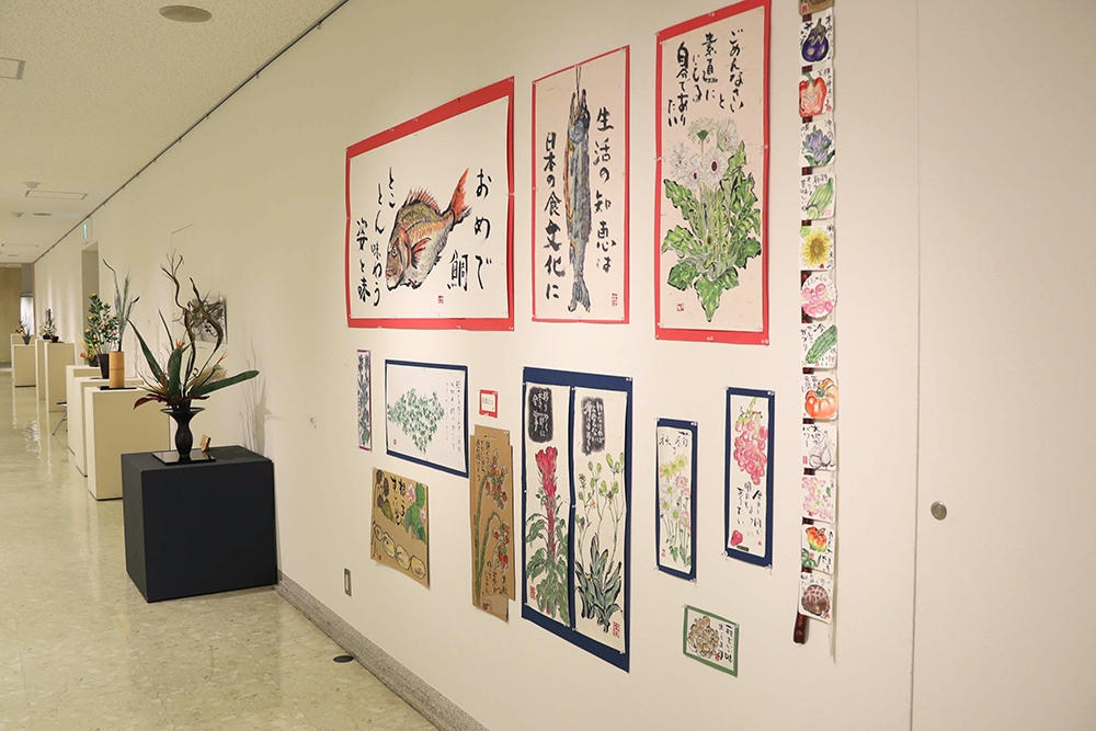 絵画と華道の作品の画像