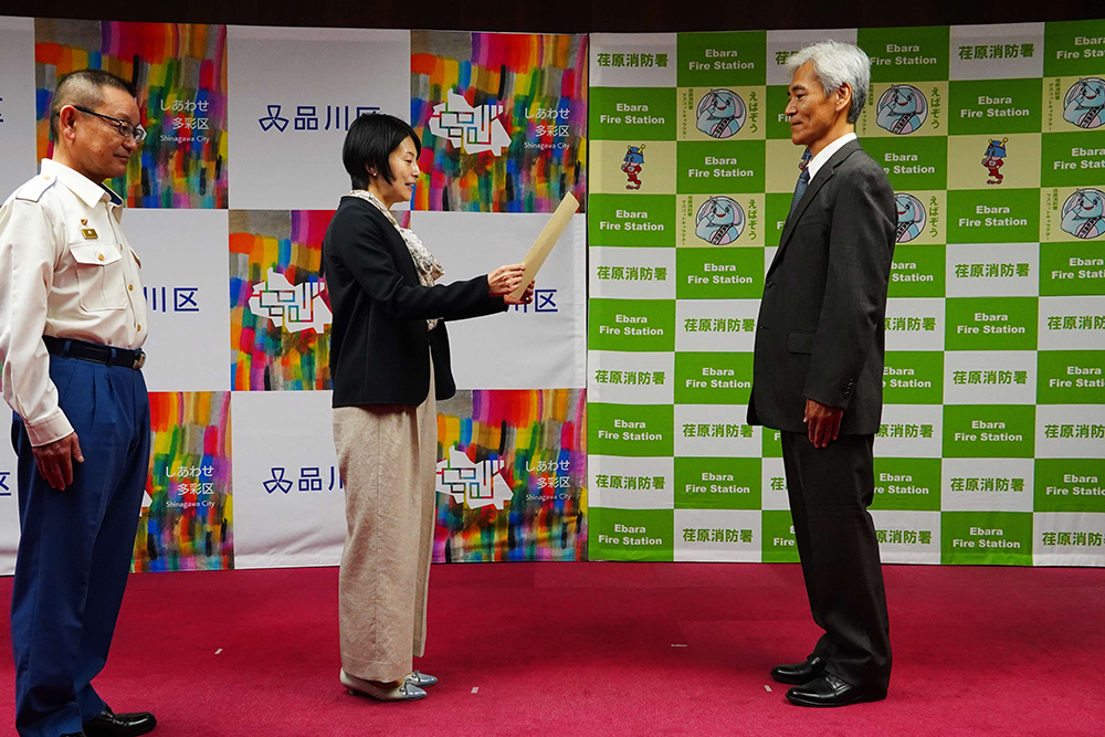 森澤区長が感謝状を読み上げている写真