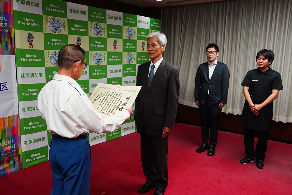 荏原消防署長が感謝状を読み上げている写真