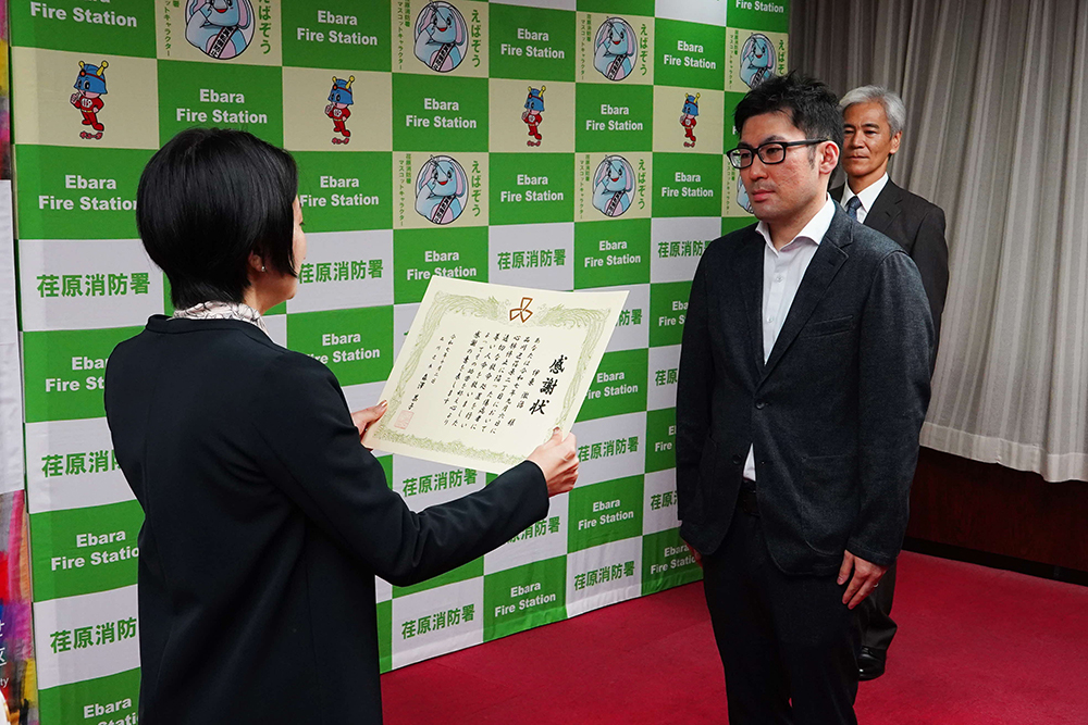 感謝状を謹呈する森澤区長の写真