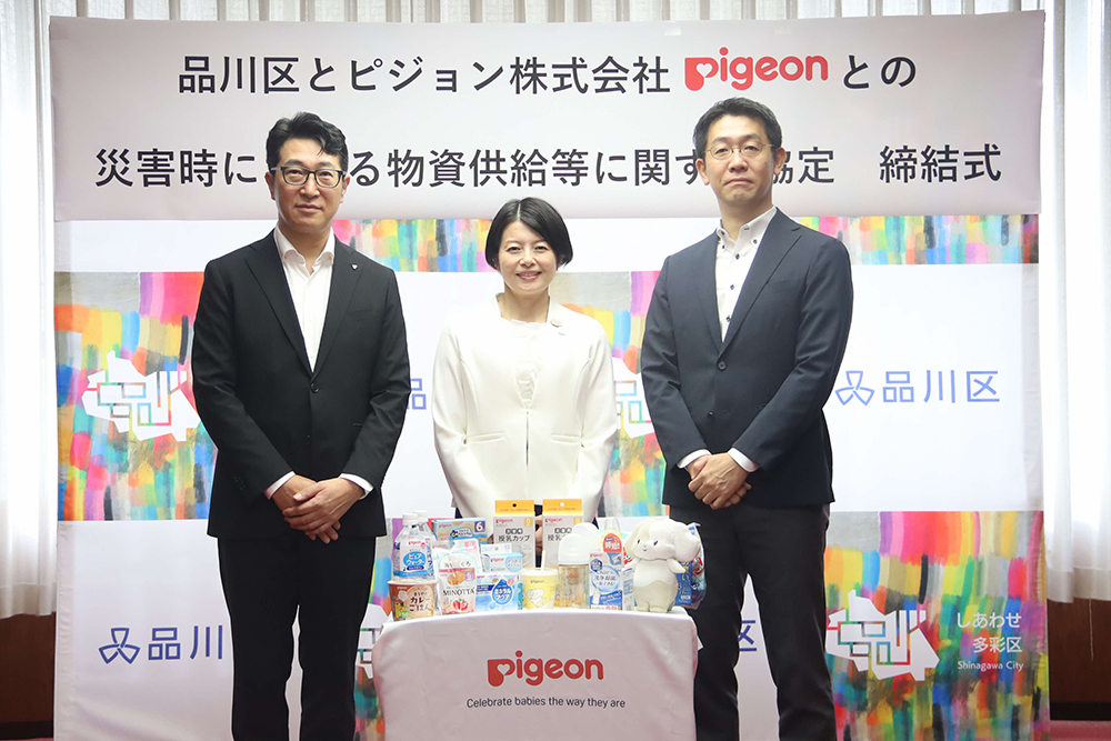 3人で写真を撮る画像