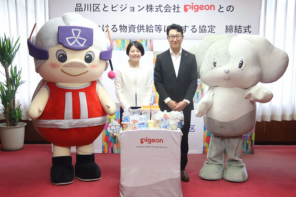 キャラクターと一緒に写真撮影する画像