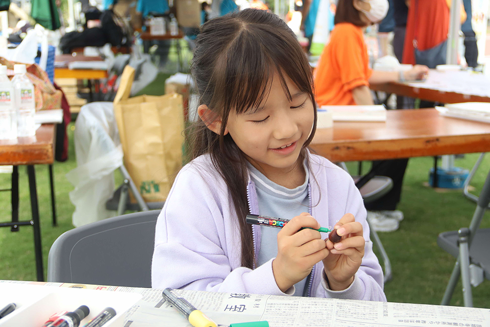 ワークショップを楽しむ子どもの画像