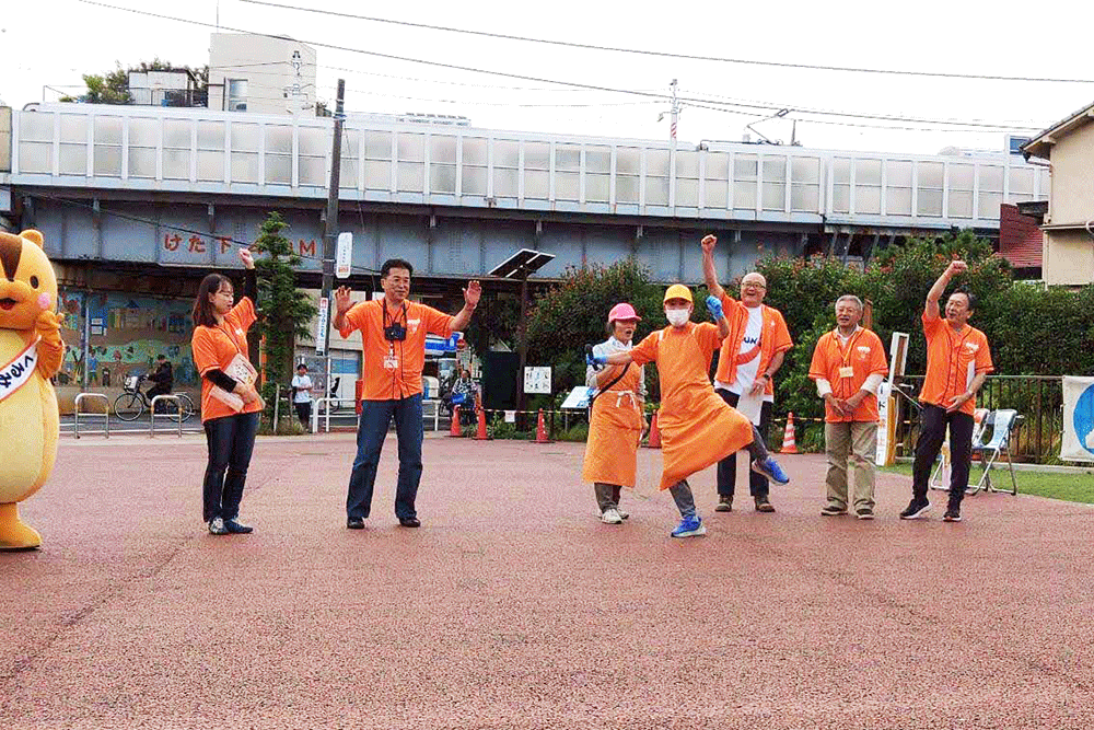 みんなが踊っている写真