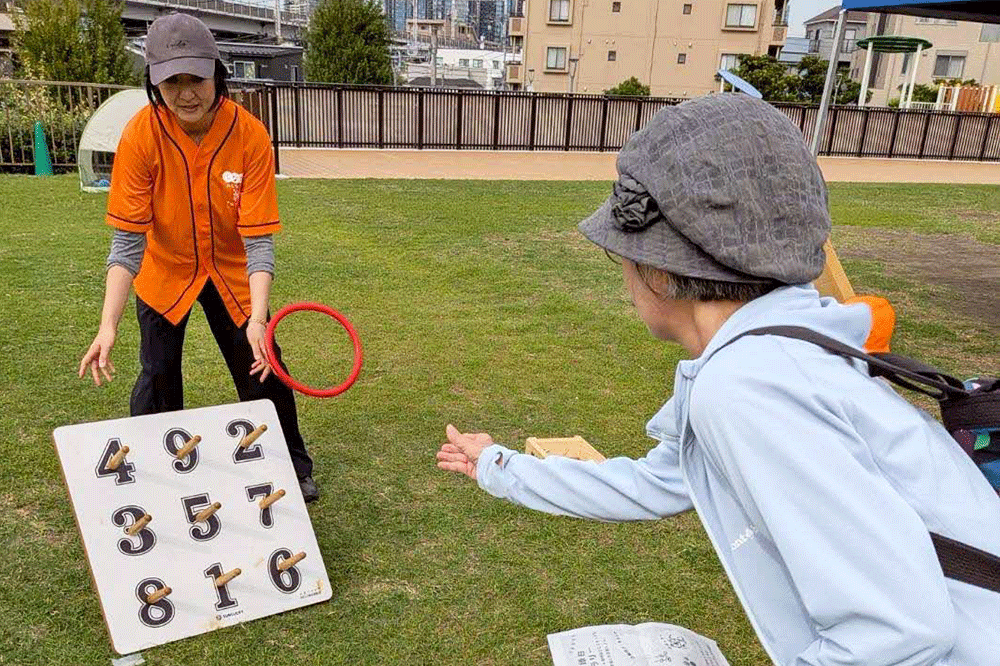 輪投げをしている写真