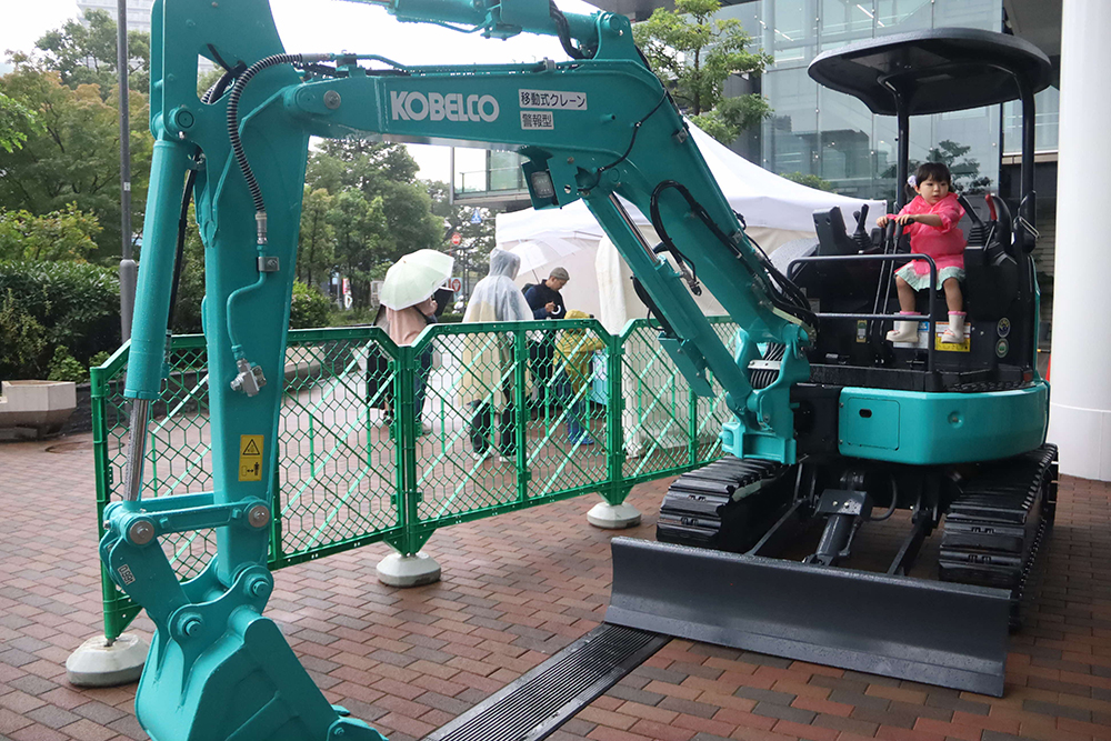 ショベルカー乗車体験を楽しむ子どもの画像