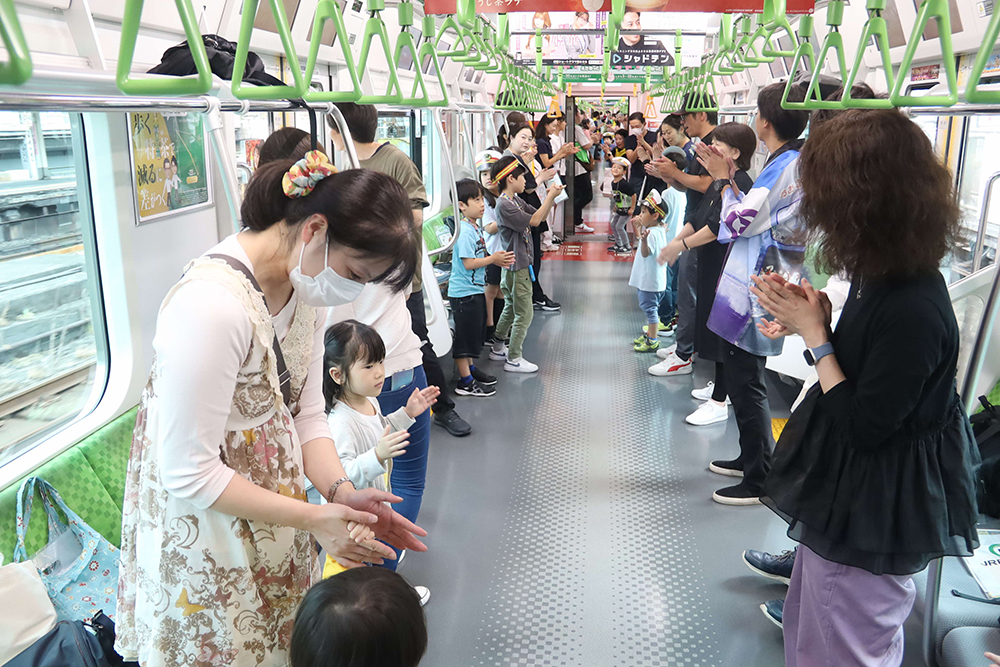 賑わうノンストップ山手線夢さん橋号車内の画像