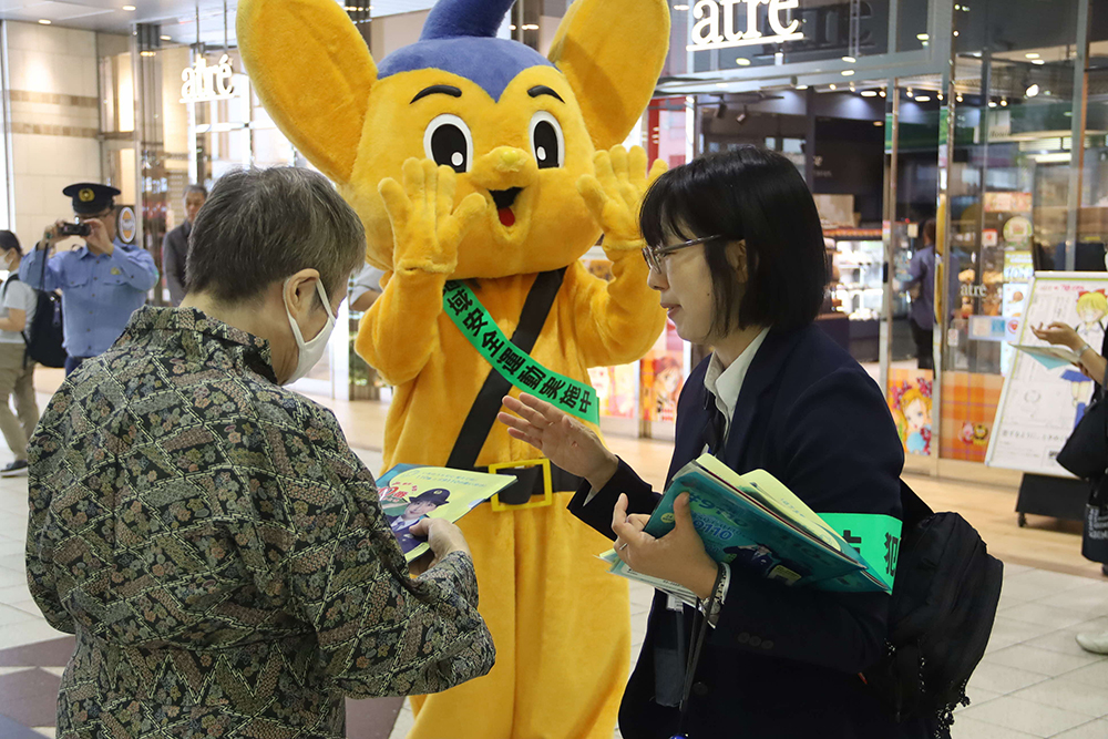 ピーポ君と警察官が啓発活動する画像