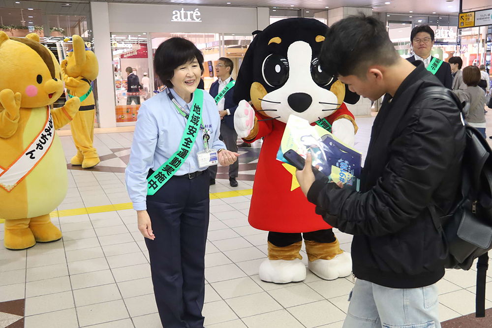 しなぼうと区職員が啓発活動する画像